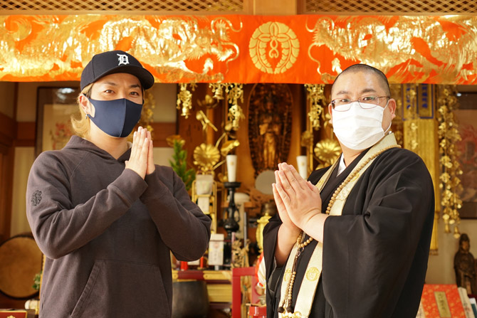 仏式のお祓いに参られた「ダラシメン」のやーかずさん1